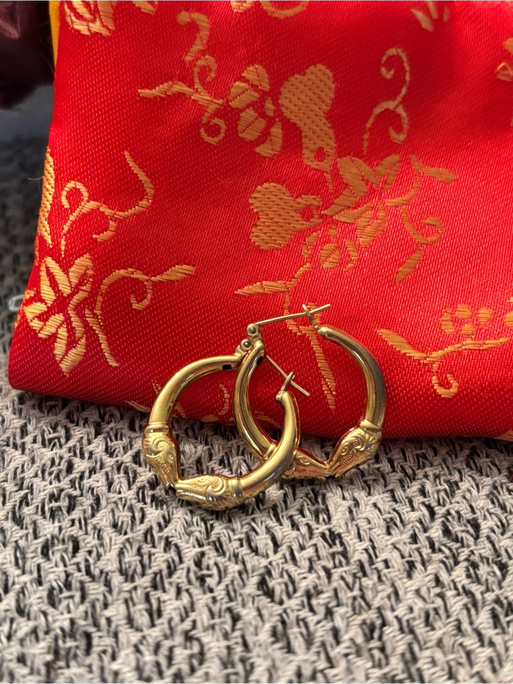 Vintage 14K Gold Filled Kissing Ram‘s Head Engraved Hoop Earrings. Hollow, 1”